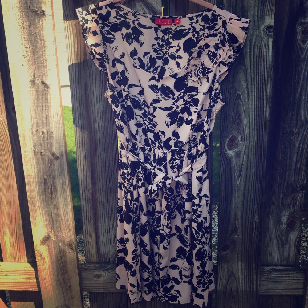 🌸 Feminine & Floral Dress